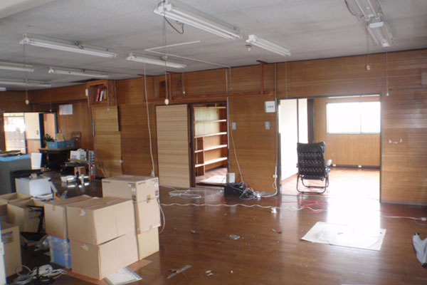 半壊した社屋