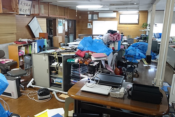 半壊した社屋